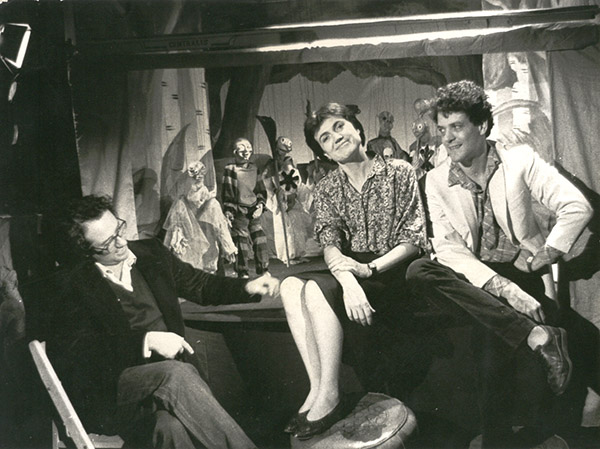 Toni Rumbau, Mariona Masgrau y Eugenio Navarro, en el teatro de ‘La Reina Blanca’ (1988). Foto de Albert Fortuny.